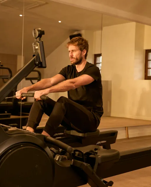 Hombre entrenando fuerza en La Hacienda 