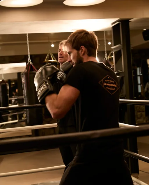Hombre entrenando box en gimnasio la Hacienda en Torrelodones 