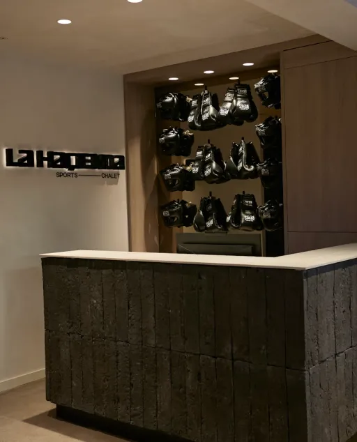 Guantes de boxeo en gimnasio La Hacienda